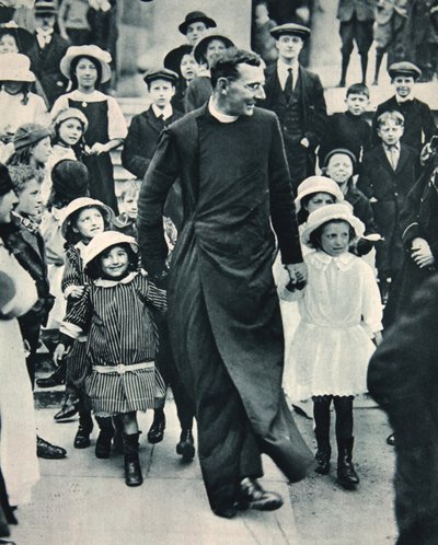 Dal campo di battaglia di St. Eloi a St. Pauls, Deptford: il Rev. E.N. Mellish, V.C., da The Illustrated War News, pub. 14 giugno 1916 da English Photographer